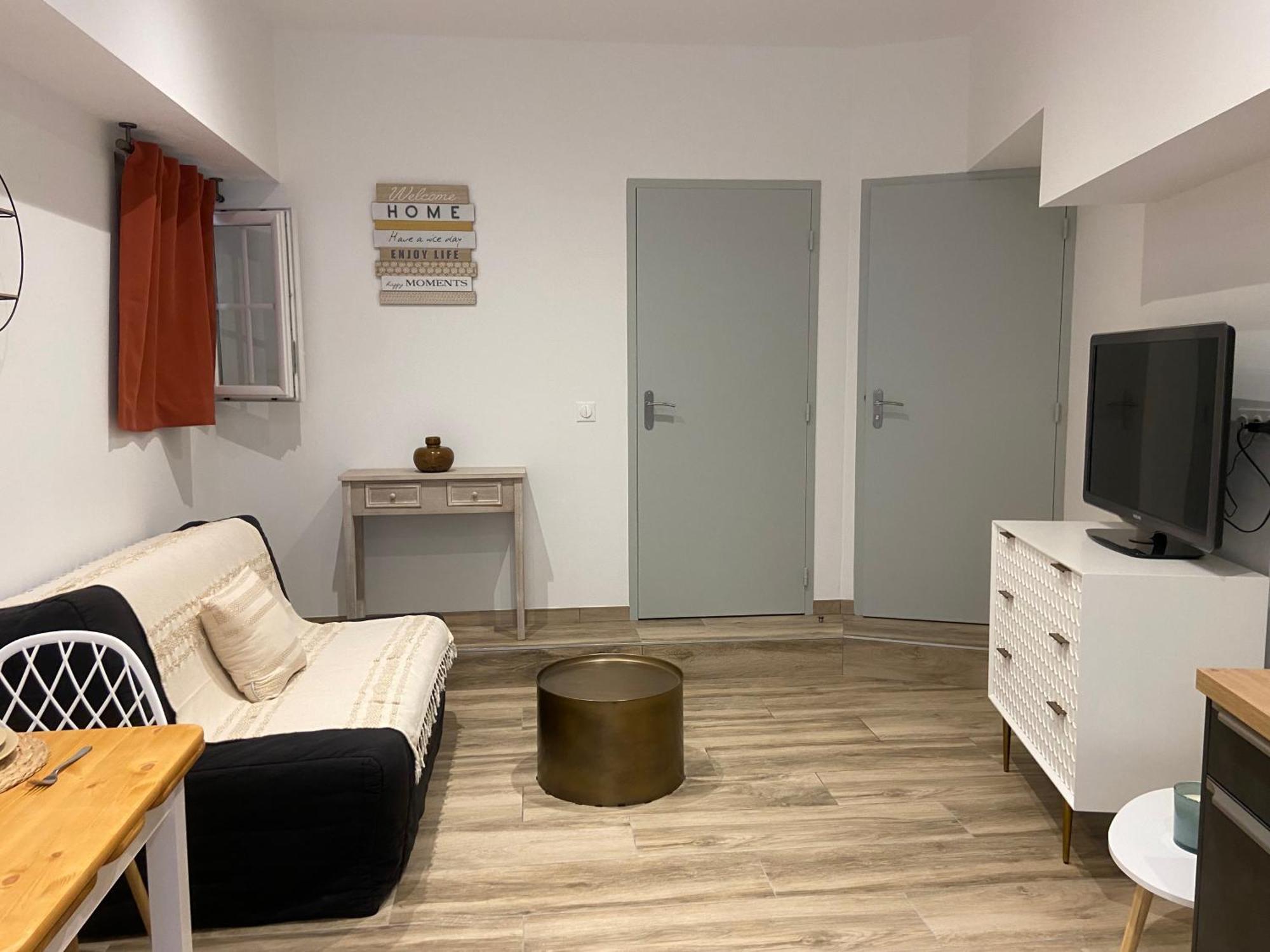 Les Appartements Du Vieux Poussan Exterior photo